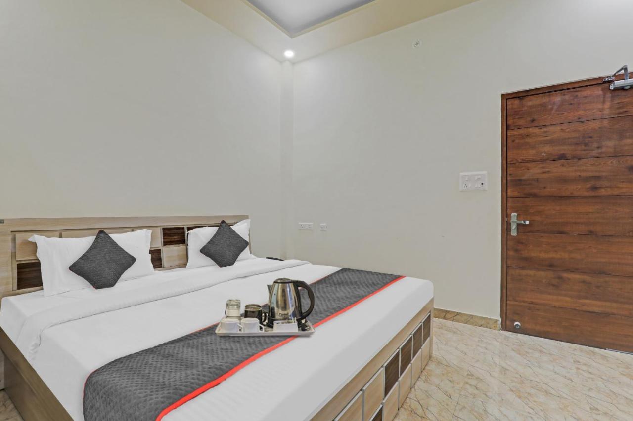 Townhouse P.S.Palace Near Amausi Metro Station Lucknow Buitenkant foto