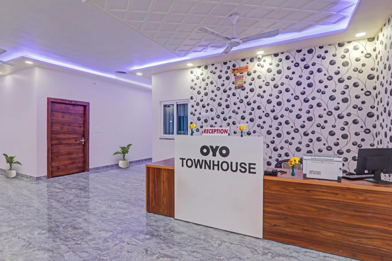 Townhouse P.S.Palace Near Amausi Metro Station Lucknow Buitenkant foto