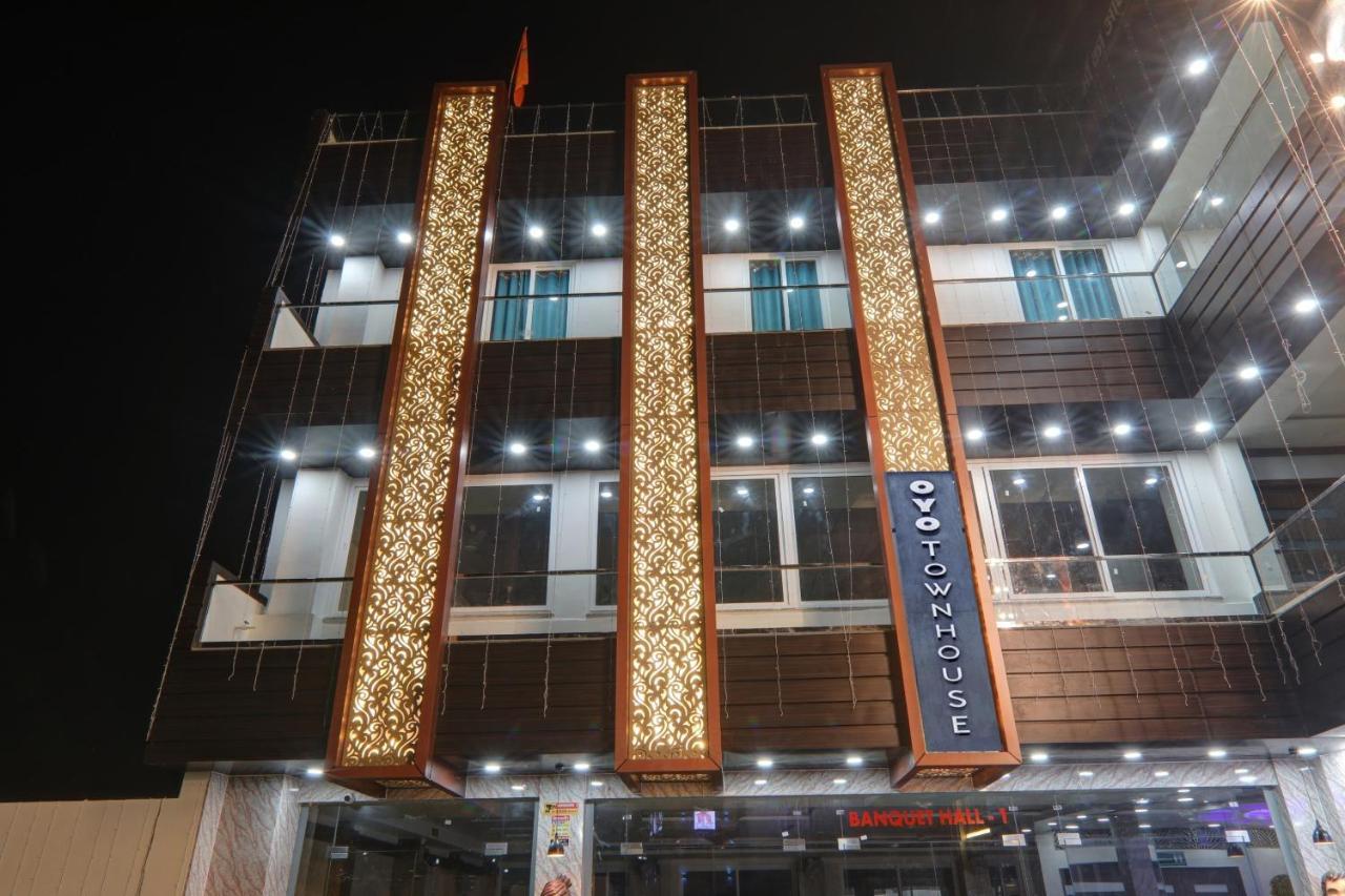 Townhouse P.S.Palace Near Amausi Metro Station Lucknow Buitenkant foto