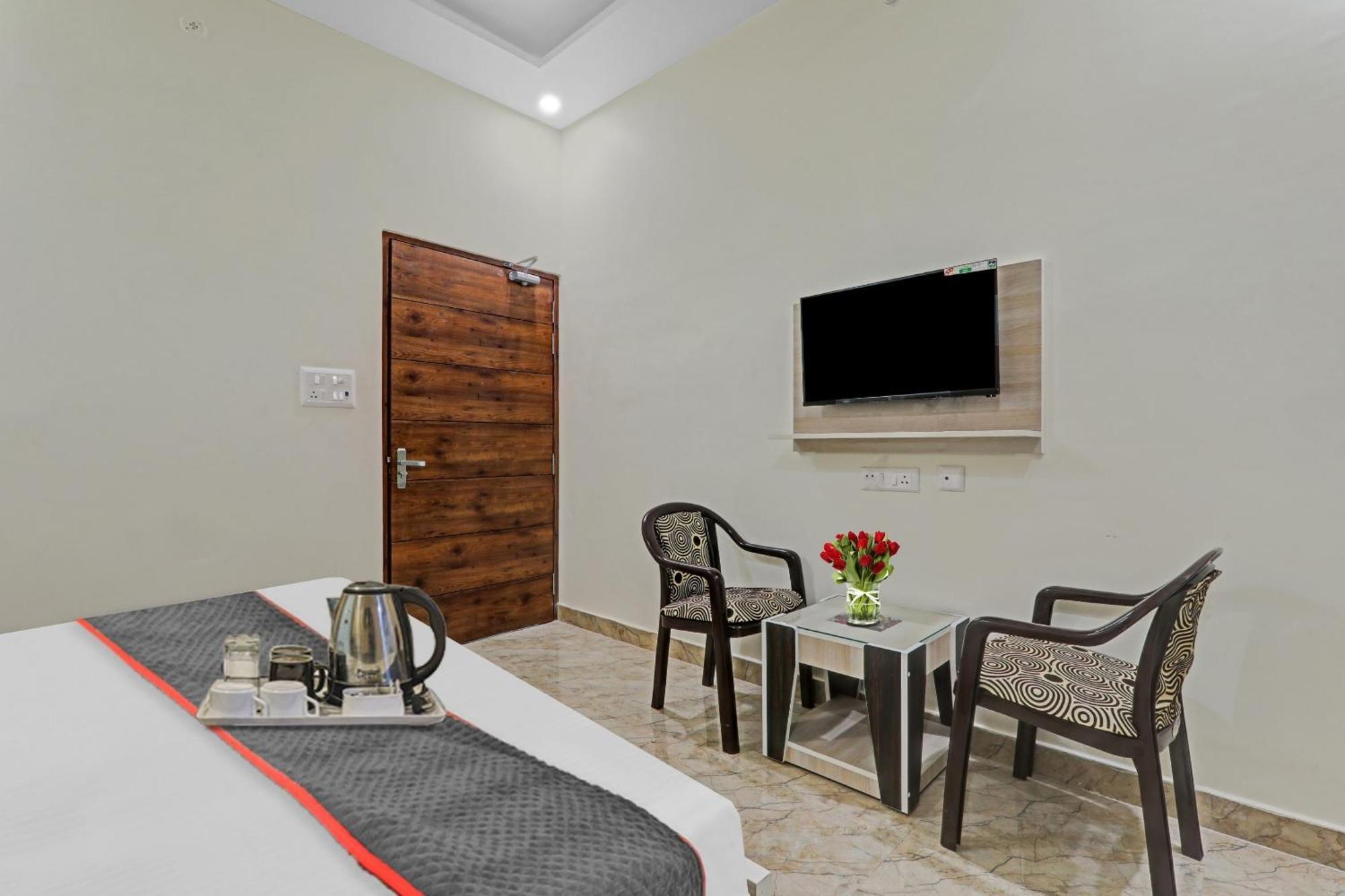 Townhouse P.S.Palace Near Amausi Metro Station Lucknow Buitenkant foto
