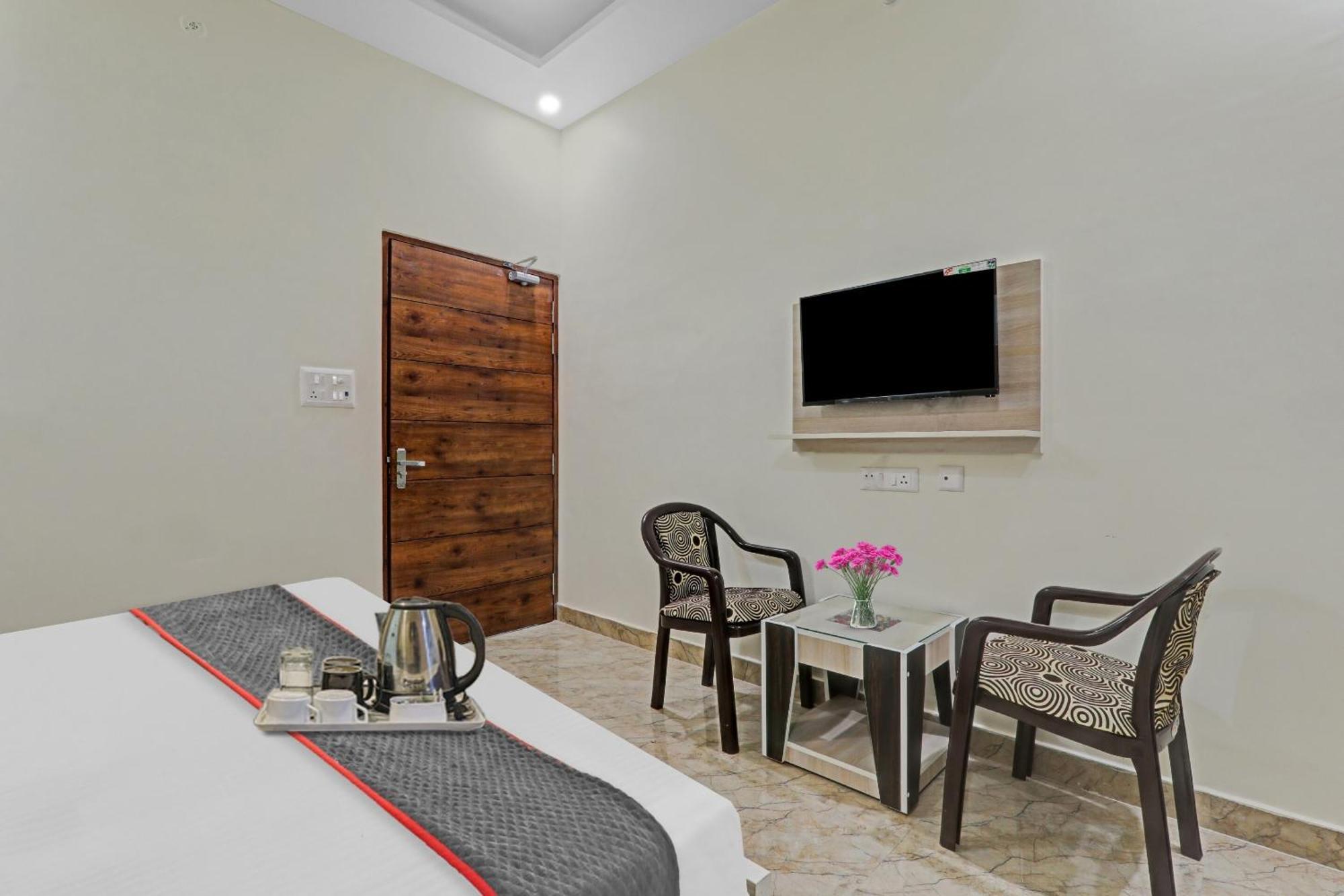 Townhouse P.S.Palace Near Amausi Metro Station Lucknow Buitenkant foto