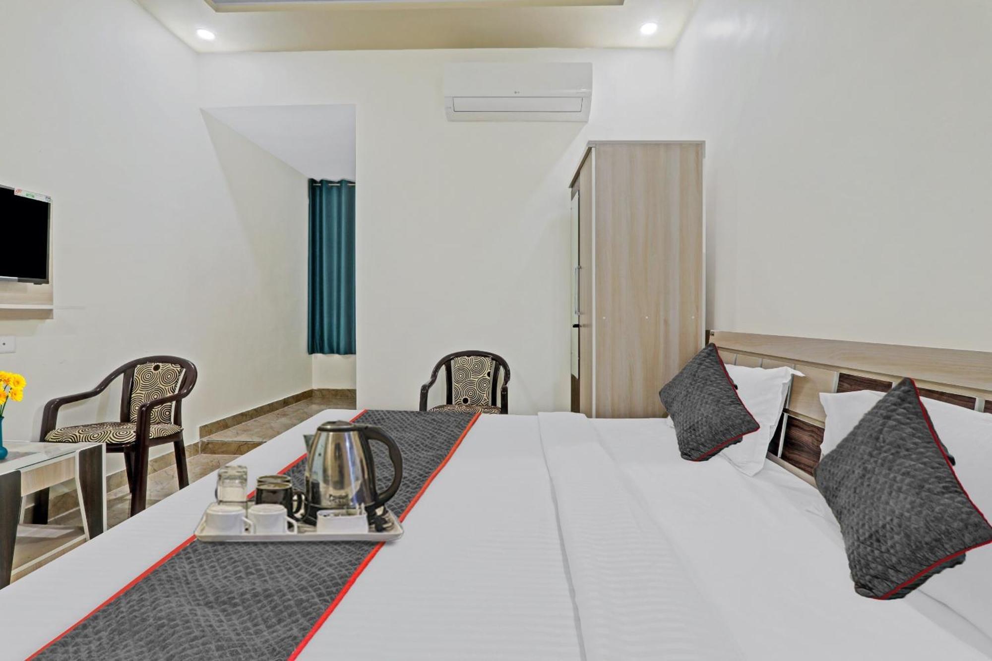 Townhouse P.S.Palace Near Amausi Metro Station Lucknow Buitenkant foto