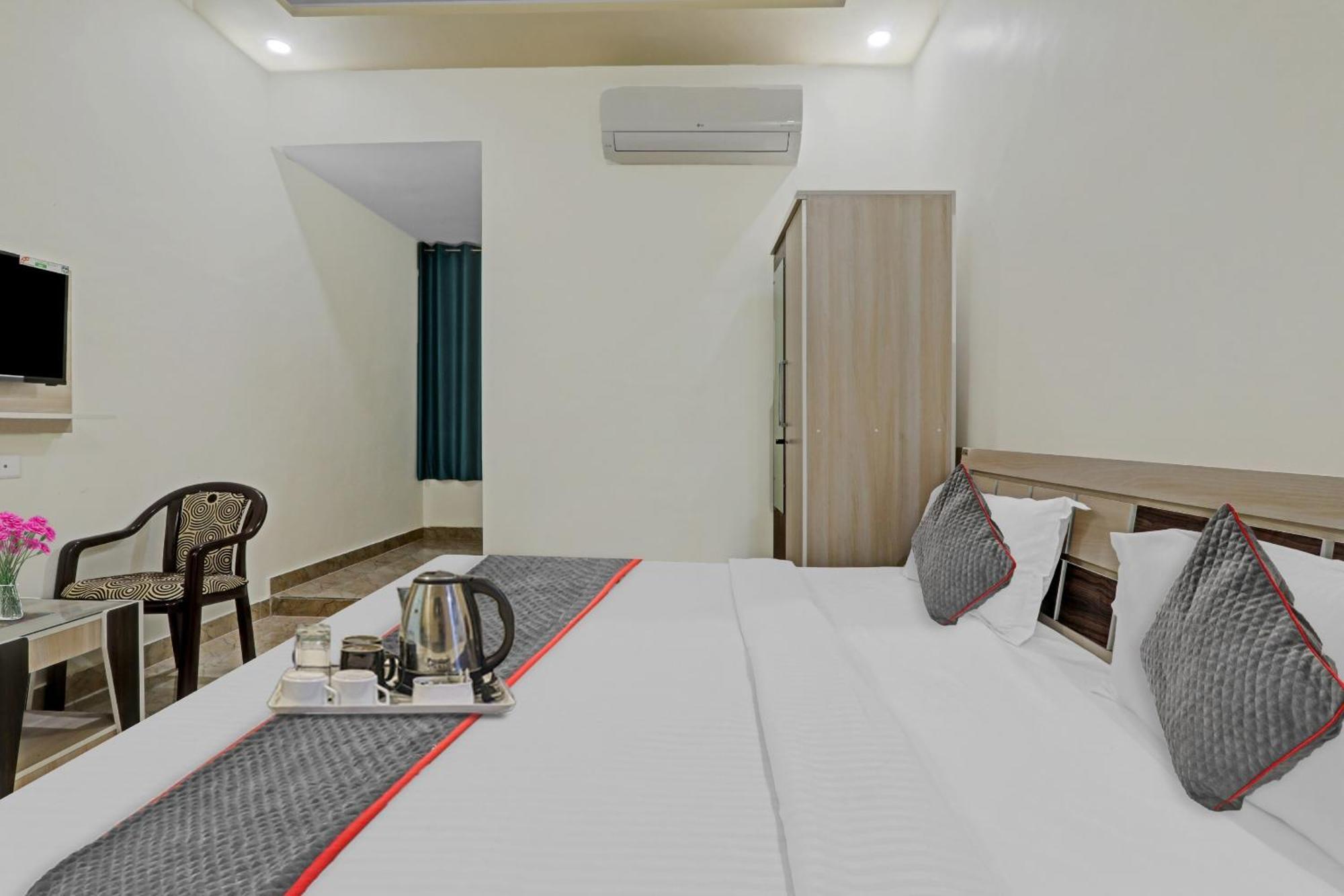 Townhouse P.S.Palace Near Amausi Metro Station Lucknow Buitenkant foto