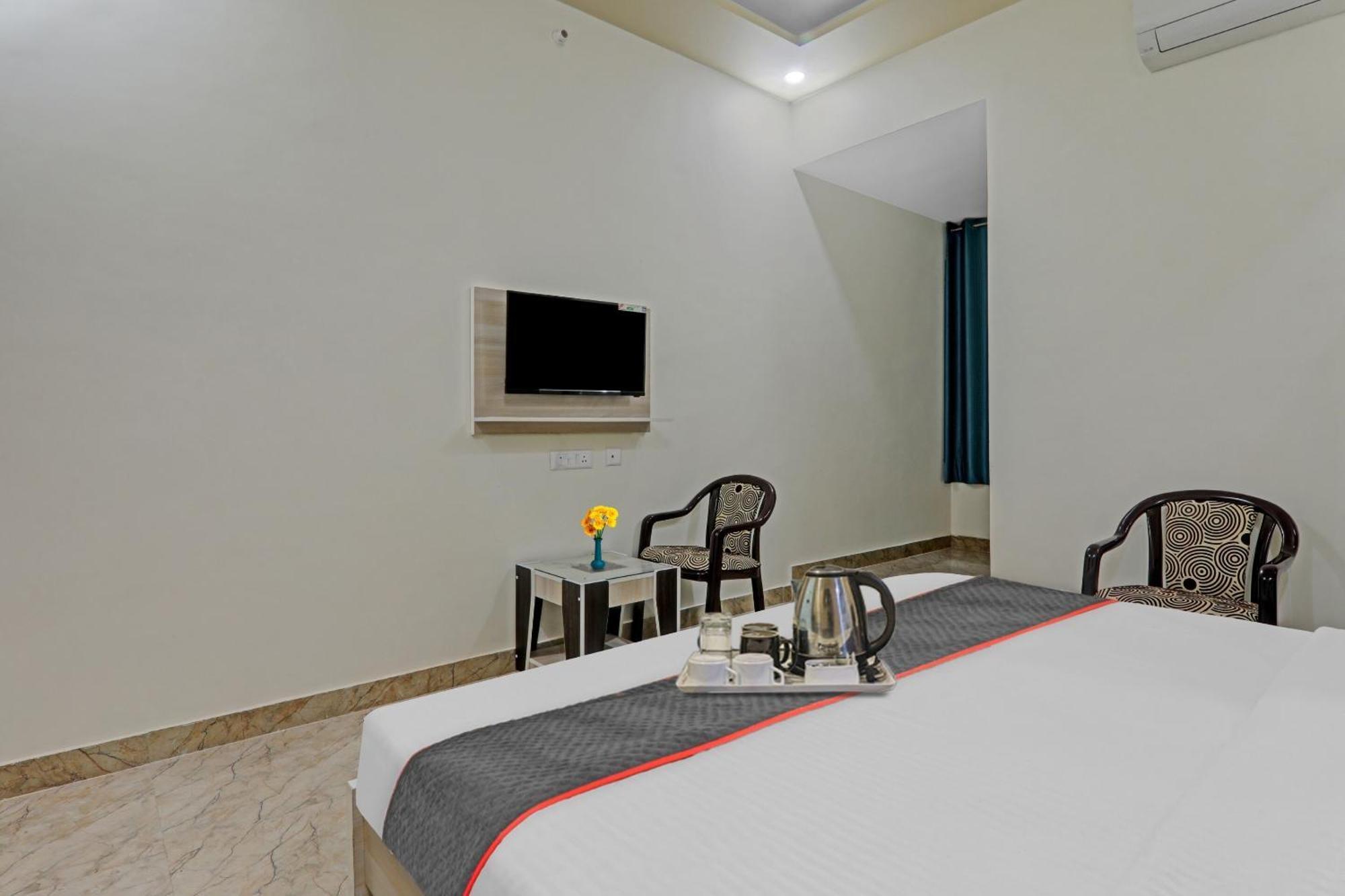 Townhouse P.S.Palace Near Amausi Metro Station Lucknow Buitenkant foto
