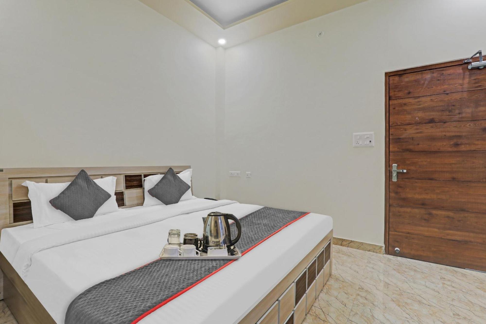 Townhouse P.S.Palace Near Amausi Metro Station Lucknow Buitenkant foto