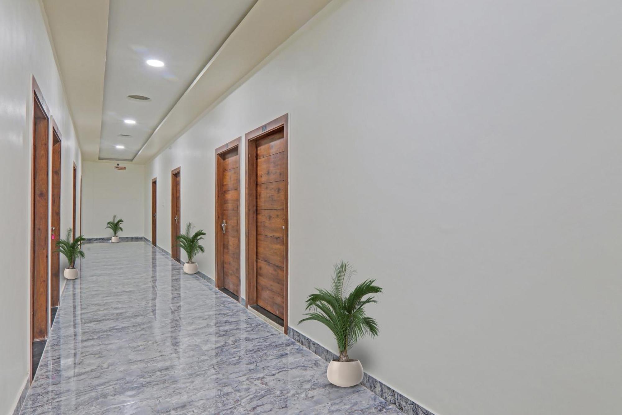 Townhouse P.S.Palace Near Amausi Metro Station Lucknow Buitenkant foto