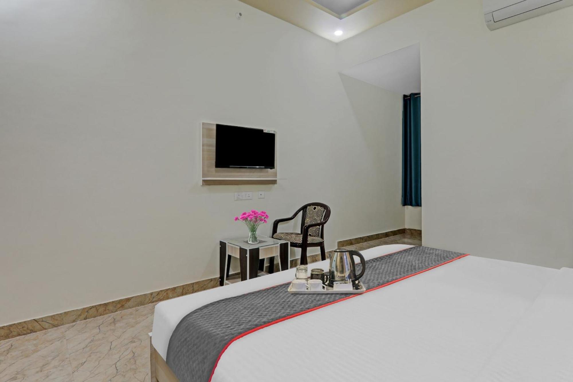 Townhouse P.S.Palace Near Amausi Metro Station Lucknow Buitenkant foto