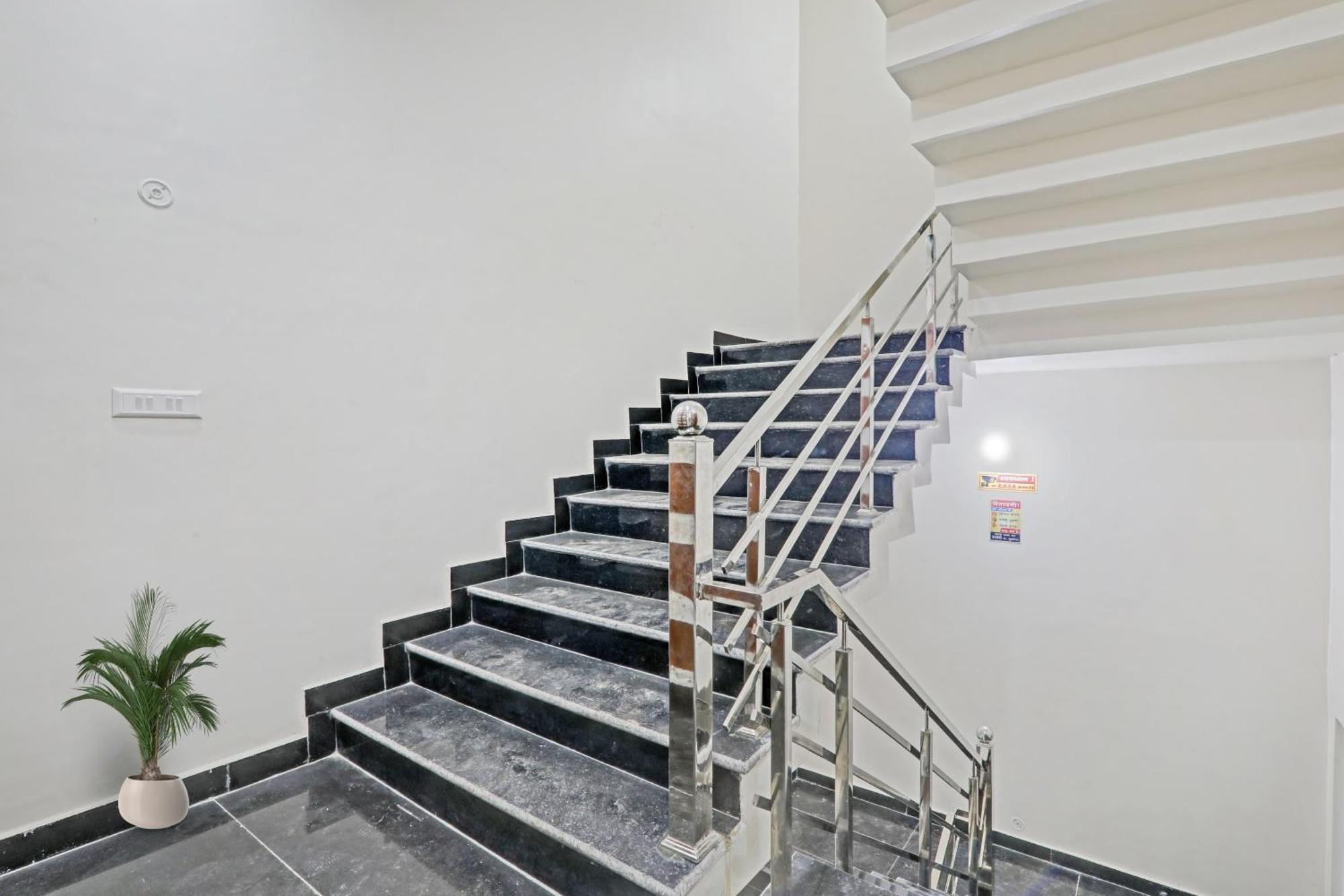 Townhouse P.S.Palace Near Amausi Metro Station Lucknow Buitenkant foto