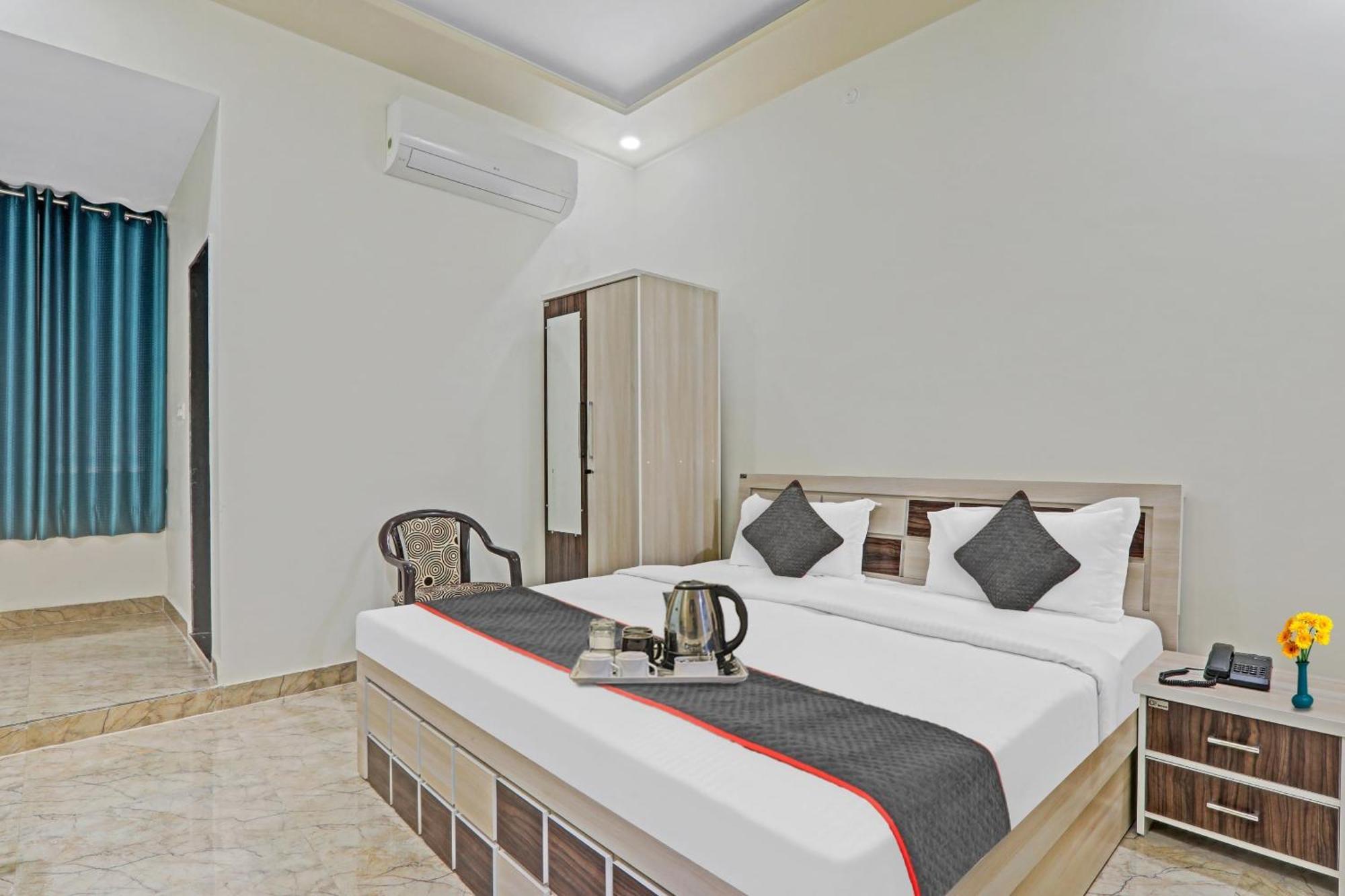 Townhouse P.S.Palace Near Amausi Metro Station Lucknow Buitenkant foto