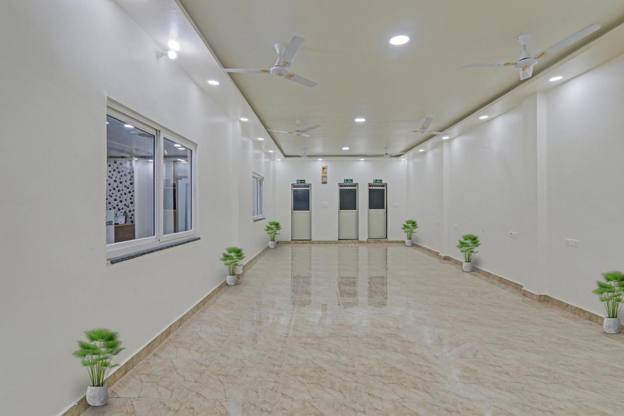 Townhouse P.S.Palace Near Amausi Metro Station Lucknow Buitenkant foto