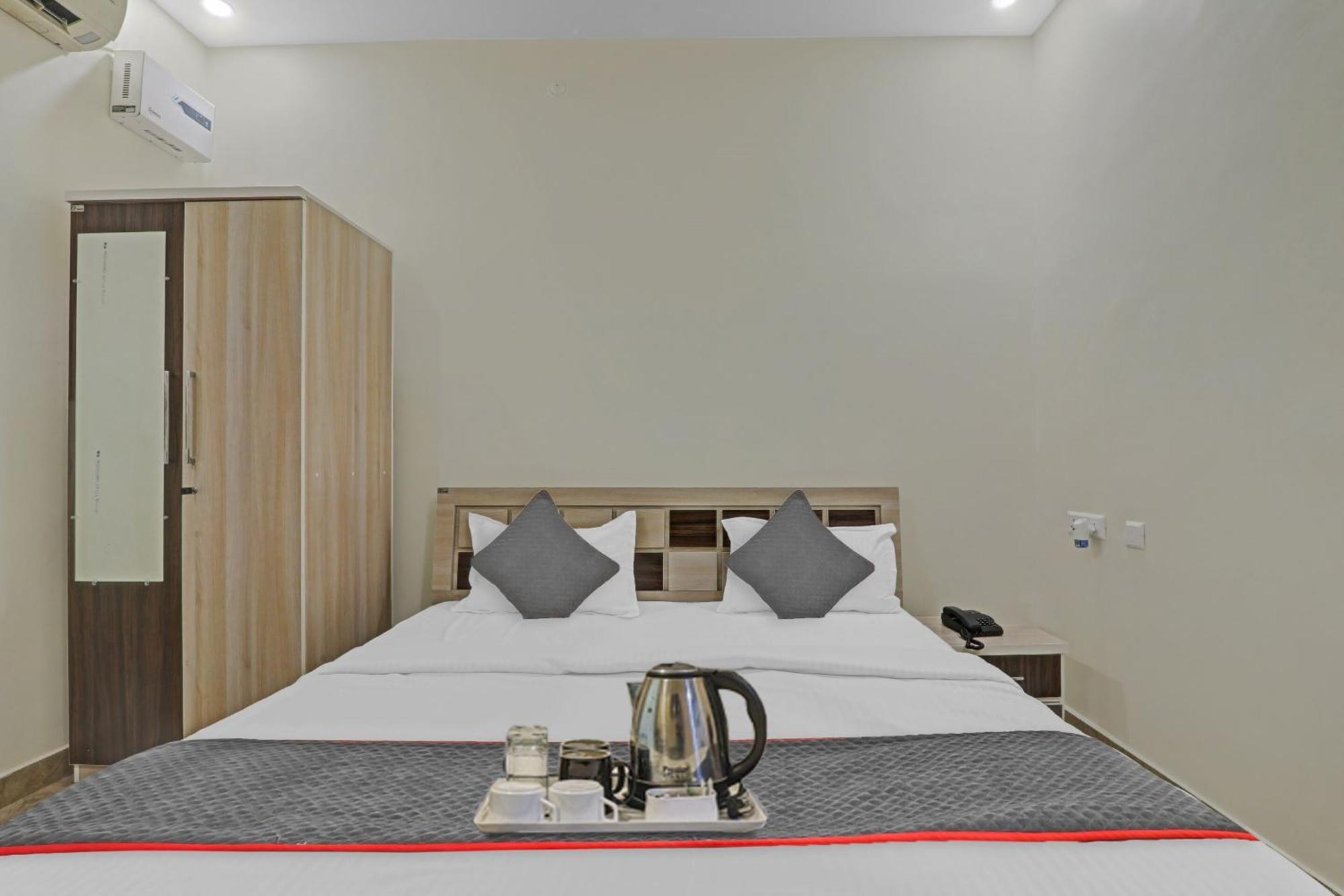 Townhouse P.S.Palace Near Amausi Metro Station Lucknow Buitenkant foto