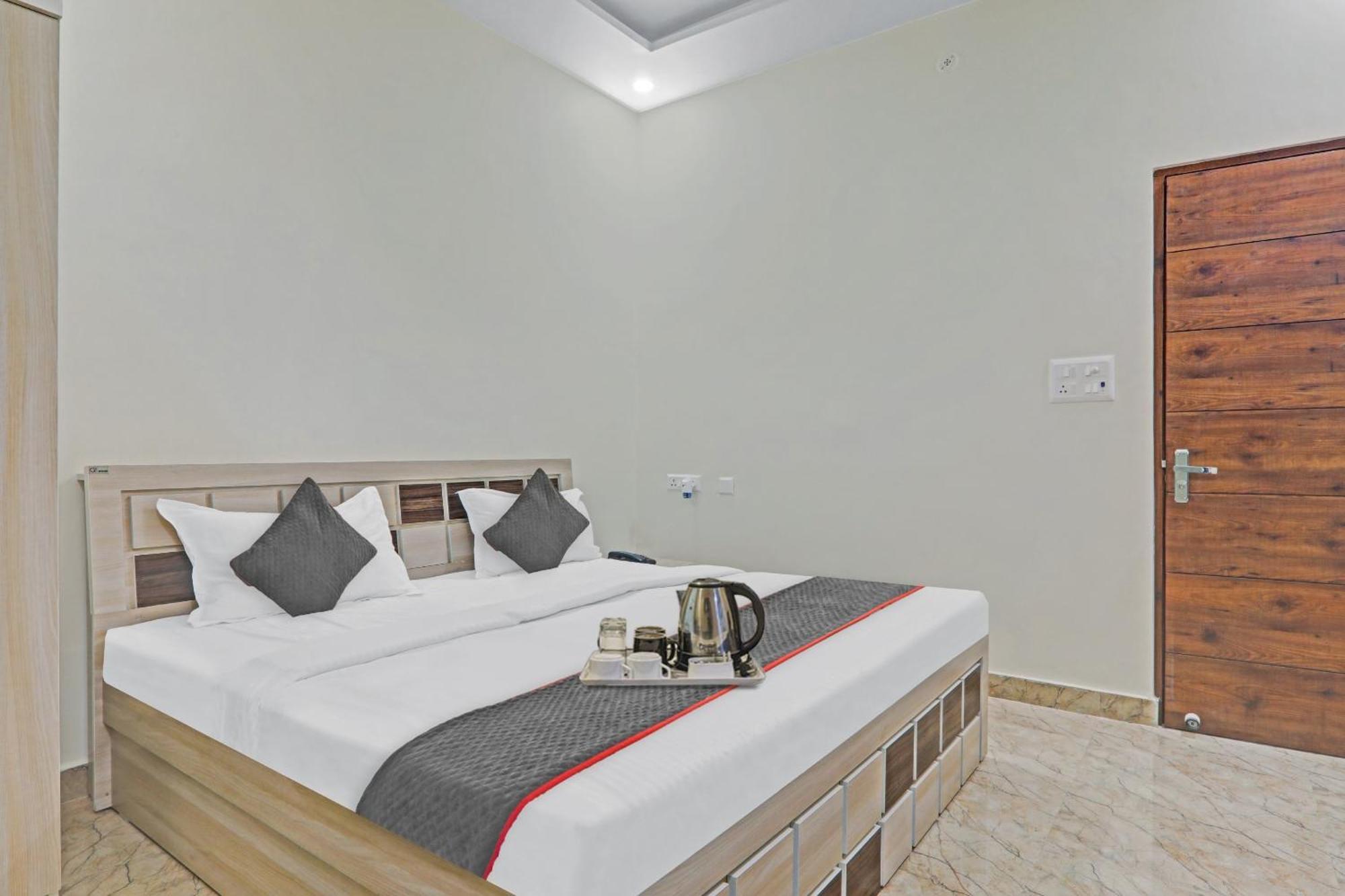 Townhouse P.S.Palace Near Amausi Metro Station Lucknow Buitenkant foto