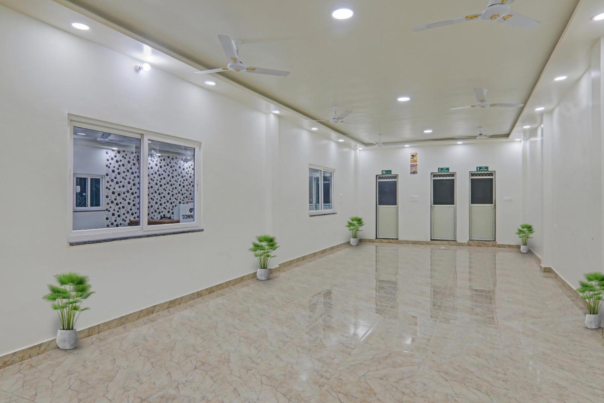 Townhouse P.S.Palace Near Amausi Metro Station Lucknow Buitenkant foto