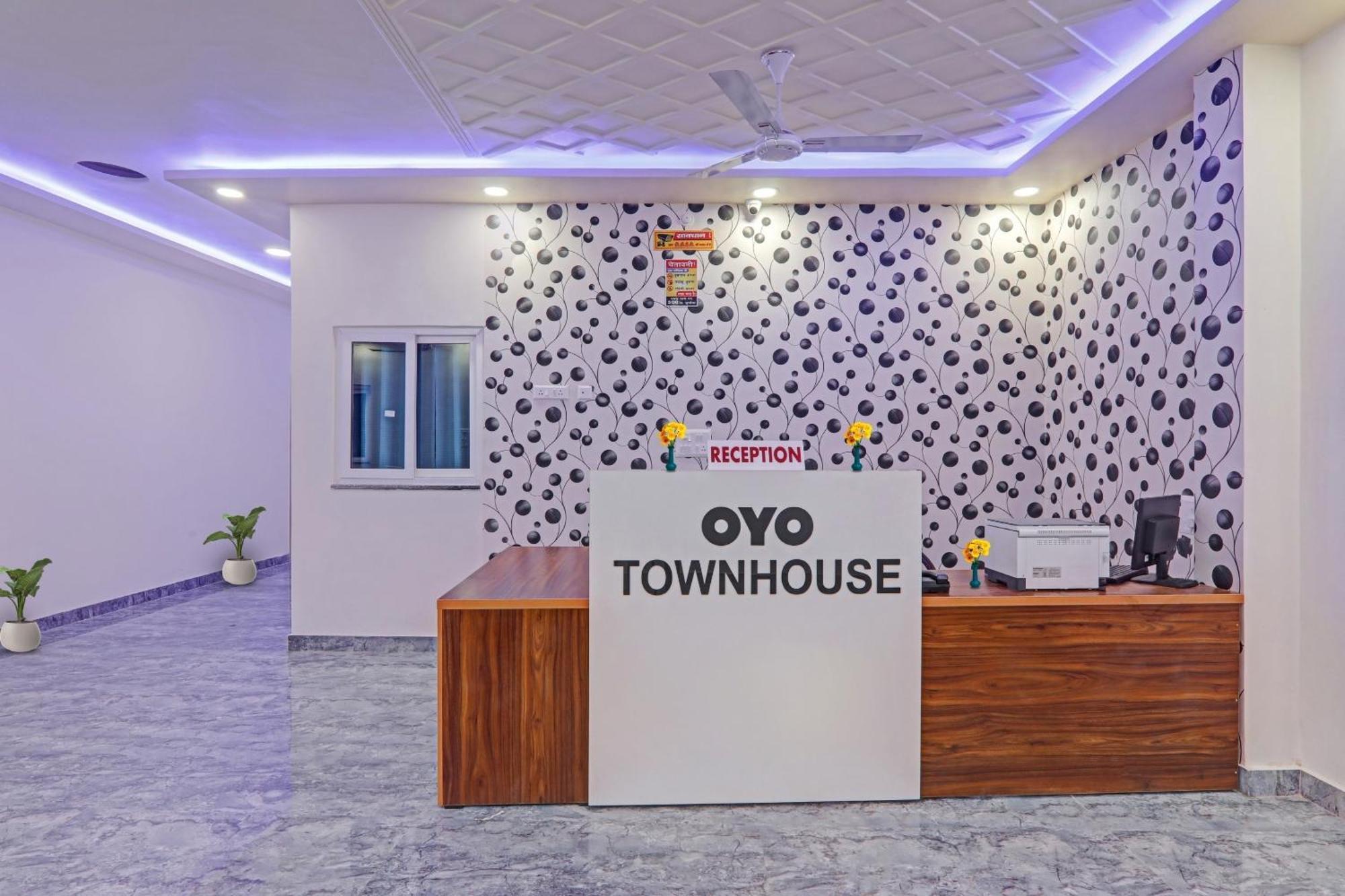 Townhouse P.S.Palace Near Amausi Metro Station Lucknow Buitenkant foto